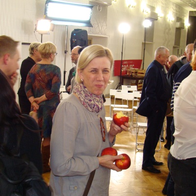 Uczestniczka spotkania w Grójcu - po zakończeniu - nagroda smaczne jabka z grójeckiego sadu